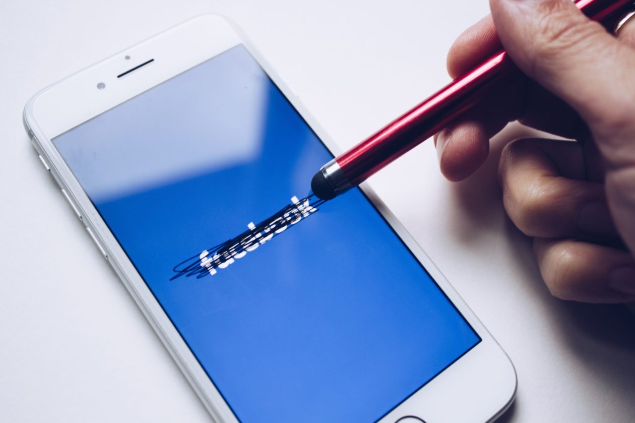 Wie Du auf Facebook, Linkedin und Instagram die Datenschutzerklärung und andere rechtliche Anforderungen stressfrei meisterst